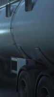 camión cisterna de gas natural en la estación de gas natural video
