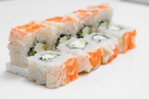 japonés Mariscos Sushi , rodar en un blanco antecedentes foto