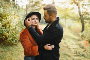 contento joven Pareja en amor a el parque foto