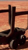 alter verrosteter Bergbauwagen in der Wüste video