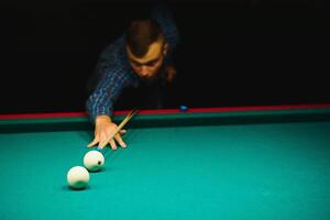 juego de billar el mano de un hombre con un de billar señal objetivos a un de billar pelota foto