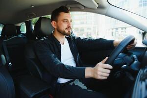 Moda retrato de elegante joven hombre en el coche foto