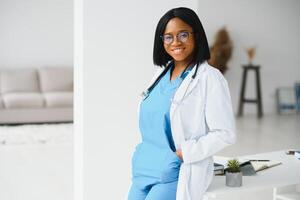 retrato de africano hembra médico a lugar de trabajo. foto