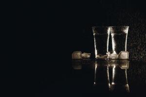 vodka en Disparo lentes en oscuro antecedentes foto