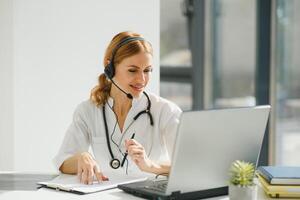 médico hablando con enfermo persona mediante ordenador portátil en línea sistema y utilizando móvil digital tableta computadora buscando paciente médico registros en el base de datos archivos documento foto