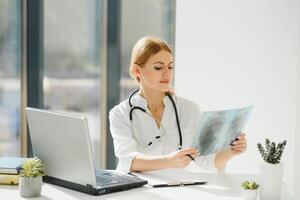 medicina y cuidado de la salud concepto - ocupado médico con ordenador portátil computadora. foto