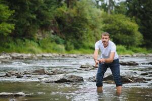 hombre mosca pescar yesos en irlandesa río foto