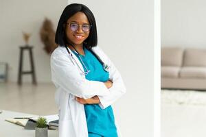 retrato de africano americano mujer médico sonriente en hospital. foto