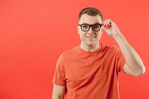 joven hombre vistiendo casual ropa y lentes con un contento y frio sonrisa en rostro. suerte persona. foto