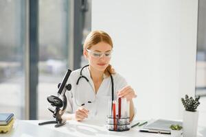 médico mujer trabajando un microscopio. hembra científico mirando mediante un microscopio en laboratorio. estudiante mirando en un microscopio, Ciencias laboratorio concepto. foto