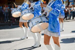 majorettes con blanco y azul uniformes realizar en el calles de el ciudad. fotográfico serie foto