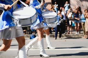 grupo de majorettes desfile mediante el calles de el ciudad foto