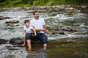 padre y hijo juntos pescar foto