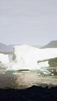 sommerbewölkter blick auf den großen gletscher video