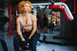 cerca arriba imagen de atractivo ajuste mujer en gimnasio foto