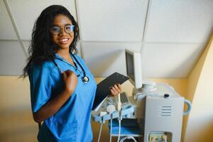 retrato de africano hembra médico a lugar de trabajo foto