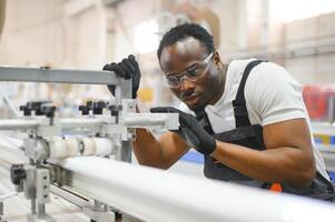 fábrica para aluminio y cloruro de polivinilo ventanas y puertas producción. manual trabajador montaje cloruro de polivinilo ventanas y puertas foto