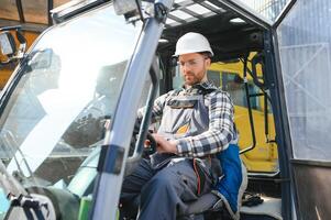 almacén hombre trabajador con máquina elevadora foto