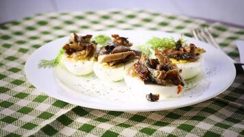 bouilli des œufs farci avec champignons et épices dans une assiette . video