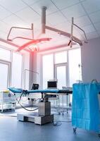 ligero médico emergencia habitación. moderno azul vacío clínica pabellón. foto