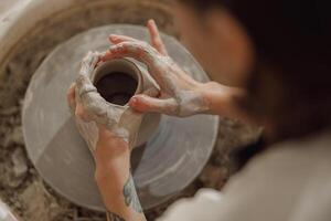 cerca arriba de del artesano manos formación arcilla cuenco en cerámica estudio. cerámica Arte y creatividad foto