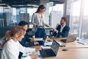 grupo de negocio personas que se discute negocio plan en el oficina foto