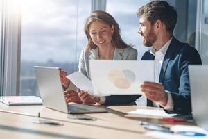 dos negocio personas durante trabajo reunión en moderno oficina explicando Estadísticas datos a cada otro foto