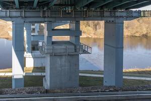 acero marco y hormigón construcción enorme coche puente a través de el amplio río foto