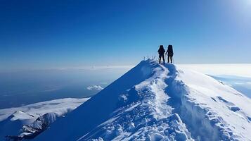 ai generado aventurero escaladores alcanzar el cumbre de un cubierto de nieve montaña, debajo el expansivo azul cielo foto