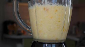 fruit smoothie blended in blender. gezond en vegetarisch voedsel concept video