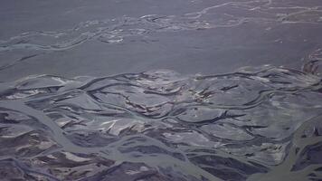 aéreo Visão do glacial rio padronizar. a surpreendente natureza do Islândia. lindo natural pano de fundo. video