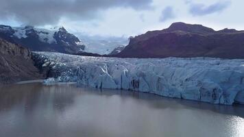 flyg över de svnafellsjkull glaciär i island. skaftafell nationell parkera. is och aska av de vulkan textur landskap. 4k video