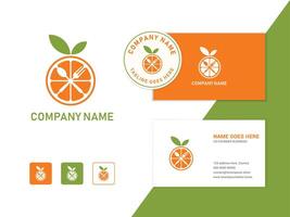 sano comida logo diseño con naranja, cuchara y tenedor vector