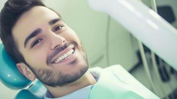 ai generado sonriente hombre en dentista silla. generativo ai. foto