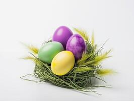 ai generado de cerca. Pascua de Resurrección huevos amarillo, verde y púrpura acostado en verde césped en el formar de un nido en un ligero gris antecedentes foto