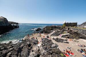 julio 24, 2019.playa con un artificial piscina en el ciudad de garachico en el isla de tenerife, canario islas, España foto