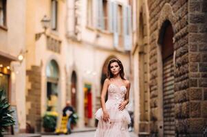 hermosa niña modelo en rosado Boda vestir fotografiado en florencia, foto disparar en florencia novia