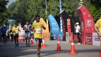 Nouveau Delhi, Inde - octobre 15 2023 - védanta delhi moitié marathon course après convoitise dans lequel marathon les participants à propos à traverser le terminer doubler, delhi moitié marathon 2023 video