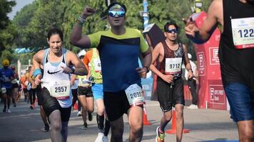 nuovo delhi, India - ottobre 15 2023 - vedanta delhi metà maratona gara dopo covid nel quale maratona partecipanti di per attraversare il finire linea, delhi metà maratona 2023 video