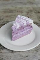 ube tres leches pastel rebanada servido en un plato aislado en antecedentes parte superior ver de postre foto