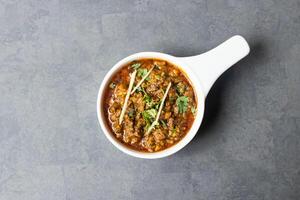 Carne de cordero cerebro condimento karahi servido en plato aislado en mesa parte superior ver de asiático y indio comida foto
