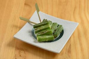 japonés comida okra en un blanco bandeja aislado en de madera mesa parte superior ver foto