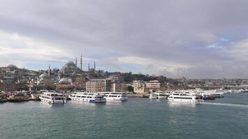 Truthahn Istanbul 19 Juni 2023. Fähren geparkt im das Wasser von das Bosporus Fluss in der Nähe das Eminonu Moschee video