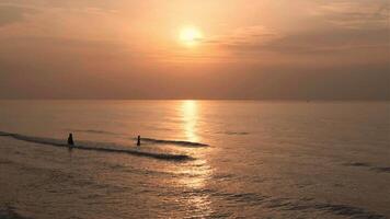 onda espirrando dentro nascer do sol ou pôr do sol em uma tropical de praia. video