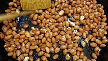 jordnötter är varelse kokta i en fräsning panorera video