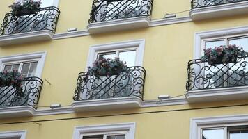 une bâtiment avec une lot de les fenêtres et balcons sur il video