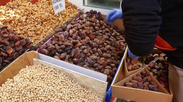 hand- plukken datum fruit Scherm voor uitverkoop Bij lokaal markt video