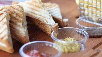 Sandwich o crostini con tostato pane fette, video