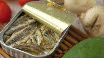 open blikje sardines op witte tegels achtergrond. video