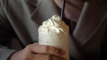 bebendo uma milkshake coberto com açoitado creme através uma Palha video